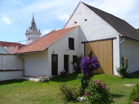 Uzavřený dvůr skýtá bezpečí pro děti i pejsky